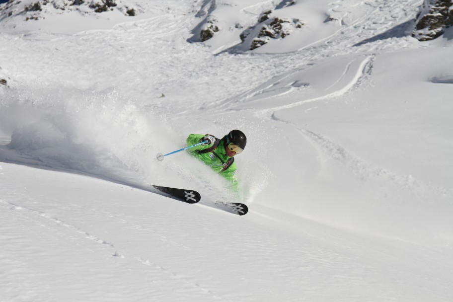 Skier carving