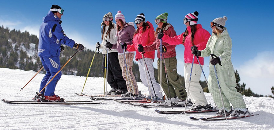 Group of skiers with an instructor