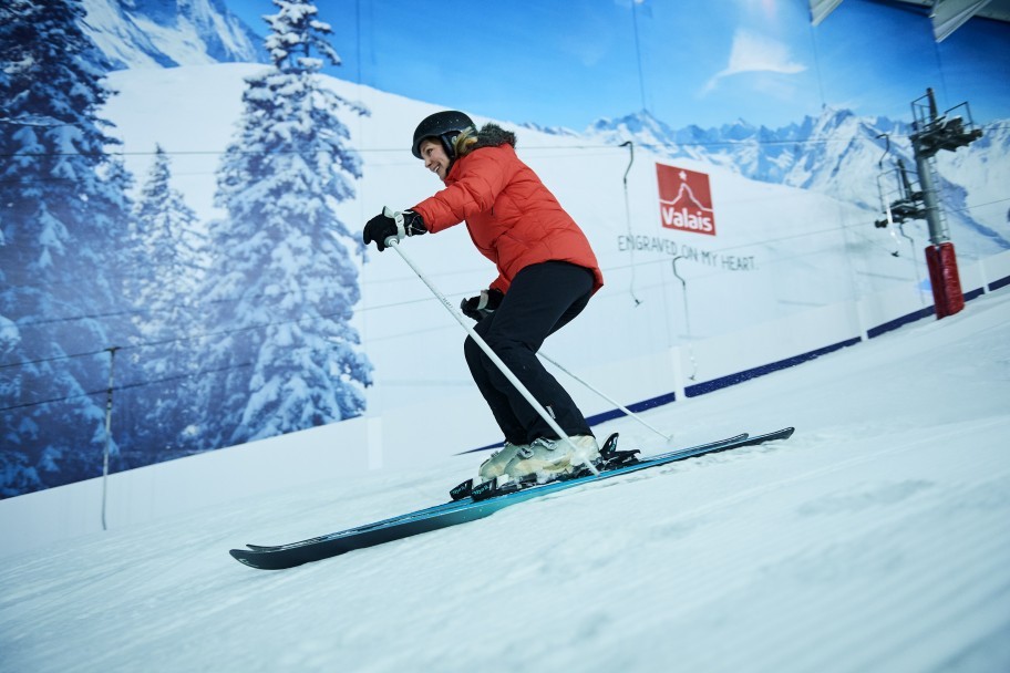 Lady skiing down an indoor slope near London