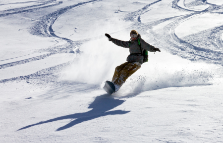 Snowboarder on the mountain wearing goggles