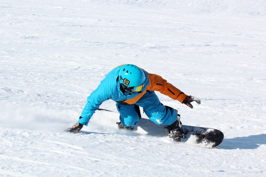 Man eurocarve turning on a snowboard