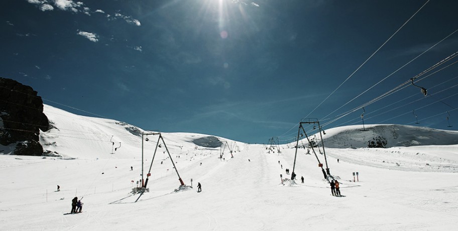 Photo overlooking chair lifts in Switzerland ski resort